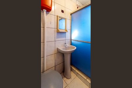 Banheiro de kitnet/studio para alugar com 1 quarto, 20m² em Cristal, Porto Alegre