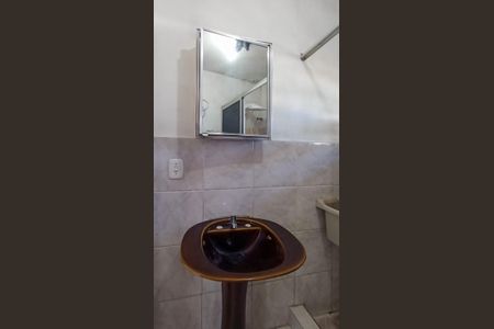 Banheiro Social de kitnet/studio para alugar com 1 quarto, 20m² em Cristal, Porto Alegre