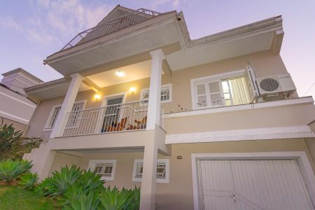 Casa à venda com 290m², 3 quartos e 2 vagas Casa à venda com 290m², 3 quartos e 2 vagasFachada