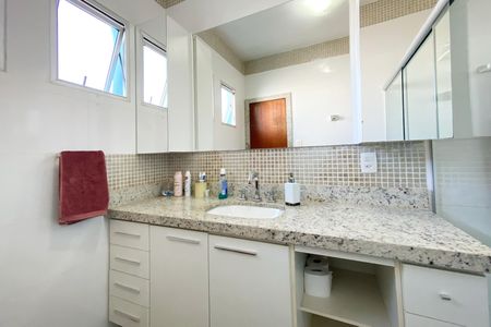 Casa à venda com 496m², 5 quartos e 4 vagas Casa à venda com 496m², 5 quartos e 4 vagasBanheiro da Suíte 2