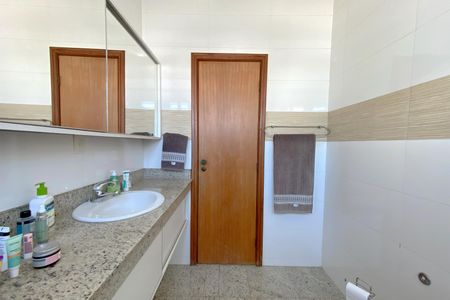 Casa à venda com 496m², 5 quartos e 4 vagas Casa à venda com 496m², 5 quartos e 4 vagasBanheiro