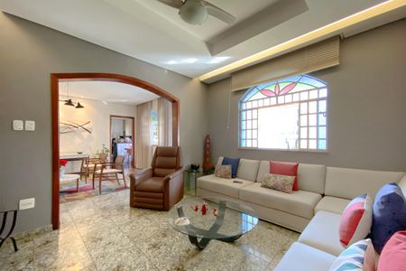 Casa à venda com 496m², 5 quartos e 4 vagas Casa à venda com 496m², 5 quartos e 4 vagasSala de Estar