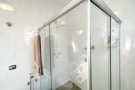 Casa à venda com 496m², 5 quartos e 4 vagas Casa à venda com 496m², 5 quartos e 4 vagasBanheiro da Suíte 1