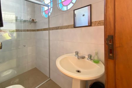 Casa à venda com 496m², 5 quartos e 4 vagas Casa à venda com 496m², 5 quartos e 4 vagasBanheiro de serviço