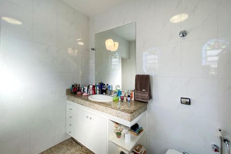 Casa à venda com 496m², 5 quartos e 4 vagas Casa à venda com 496m², 5 quartos e 4 vagasBanheiro da Suíte 1