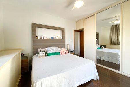 Casa à venda com 496m², 5 quartos e 4 vagas Casa à venda com 496m², 5 quartos e 4 vagasSuite