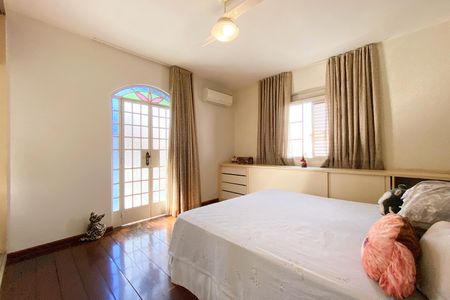 Casa à venda com 496m², 5 quartos e 4 vagas Casa à venda com 496m², 5 quartos e 4 vagasSuite