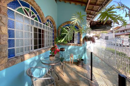 Casa à venda com 496m², 5 quartos e 4 vagas Casa à venda com 496m², 5 quartos e 4 vagasVaranda frente