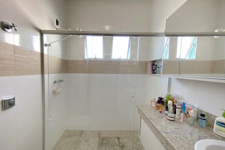 Casa à venda com 496m², 5 quartos e 4 vagas Casa à venda com 496m², 5 quartos e 4 vagasBanheiro