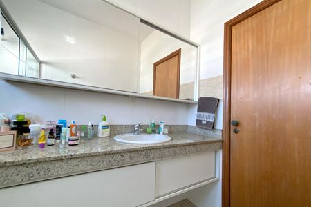 Casa à venda com 496m², 5 quartos e 4 vagas Casa à venda com 496m², 5 quartos e 4 vagasBanheiro