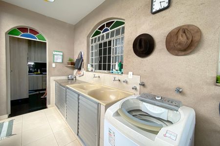 Casa à venda com 496m², 5 quartos e 4 vagas Casa à venda com 496m², 5 quartos e 4 vagasÁrea de Serviço