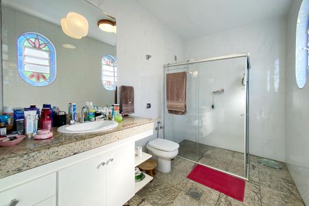 Casa à venda com 496m², 5 quartos e 4 vagas Casa à venda com 496m², 5 quartos e 4 vagasBanheiro da Suíte 1