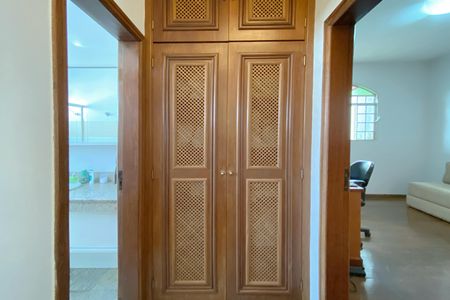 Casa à venda com 496m², 5 quartos e 4 vagas Casa à venda com 496m², 5 quartos e 4 vagasCorredor