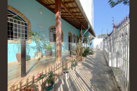 Casa à venda com 496m², 5 quartos e 4 vagas Casa à venda com 496m², 5 quartos e 4 vagasVaranda frente