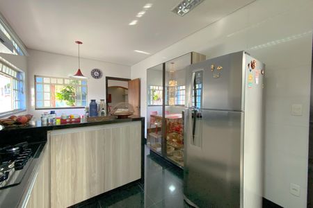 Casa à venda com 496m², 5 quartos e 4 vagas Casa à venda com 496m², 5 quartos e 4 vagasCozinha