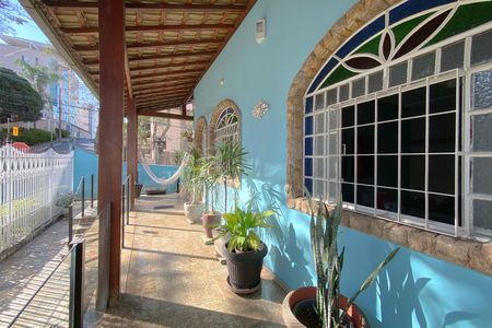 Casa à venda com 496m², 5 quartos e 4 vagas Casa à venda com 496m², 5 quartos e 4 vagasVaranda frente