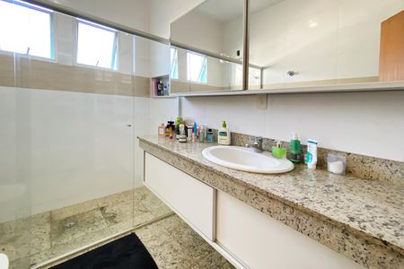 Casa à venda com 496m², 5 quartos e 4 vagas Casa à venda com 496m², 5 quartos e 4 vagasBanheiro