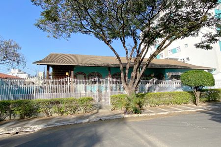 Casa à venda com 496m², 5 quartos e 4 vagas Casa à venda com 496m², 5 quartos e 4 vagasFachada