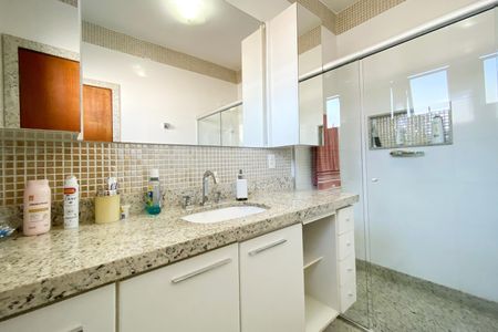 Casa à venda com 496m², 5 quartos e 4 vagas Casa à venda com 496m², 5 quartos e 4 vagasBanheiro da Suíte 2