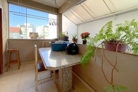 Casa à venda com 496m², 5 quartos e 4 vagas Casa à venda com 496m², 5 quartos e 4 vagasÁrea de Serviço