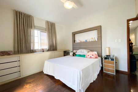 Casa à venda com 496m², 5 quartos e 4 vagas Casa à venda com 496m², 5 quartos e 4 vagasSuite