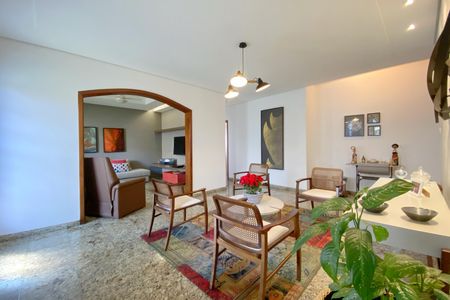 Casa à venda com 496m², 5 quartos e 4 vagas Casa à venda com 496m², 5 quartos e 4 vagasSala