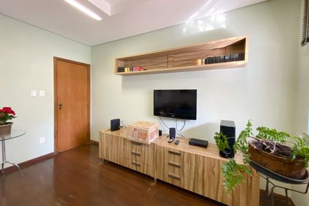 Casa à venda com 496m², 5 quartos e 4 vagas Casa à venda com 496m², 5 quartos e 4 vagasQuarto 4