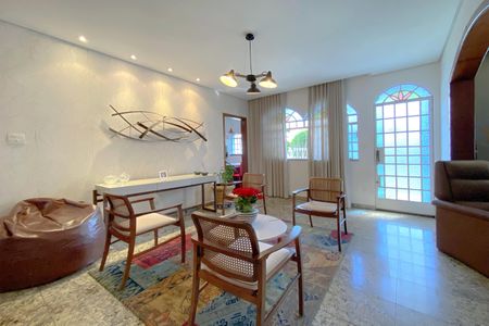 Casa à venda com 496m², 5 quartos e 4 vagasSala