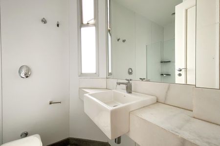 Apartamento para alugar com 138m², 2 quartos e 2 vagas Apartamento para alugar com 138m², 2 quartos e 2 vagasBanheiro da Suíte