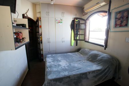 Casa à venda com 219m², 4 quartos e 2 vagasSuíte 3