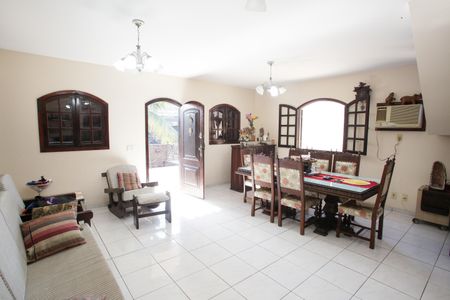 Casa à venda com 219m², 4 quartos e 2 vagasSala