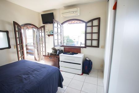 Casa à venda com 219m², 4 quartos e 2 vagasSuíte 2