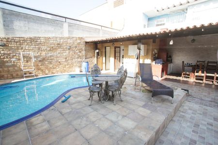Casa à venda com 219m², 4 quartos e 2 vagasPiscina