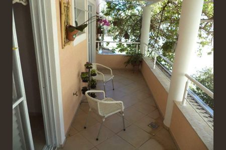 Casa de condomínio à venda com 239m², 4 quartos e 4 vagas