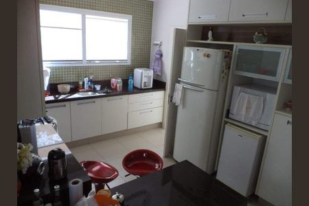 Casa de condomínio à venda com 239m², 4 quartos e 4 vagas