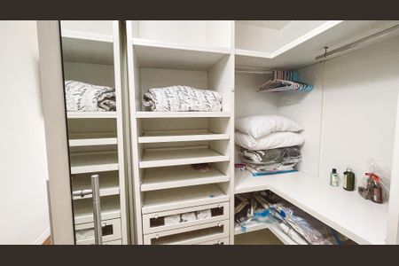 Apartamento à venda com 124m², 3 quartos e 2 vagas Apartamento à venda com 124m², 3 quartos e 2 vagasCloset da suíte