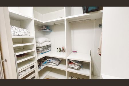 Apartamento à venda com 124m², 3 quartos e 2 vagas Apartamento à venda com 124m², 3 quartos e 2 vagasCloset da suíte