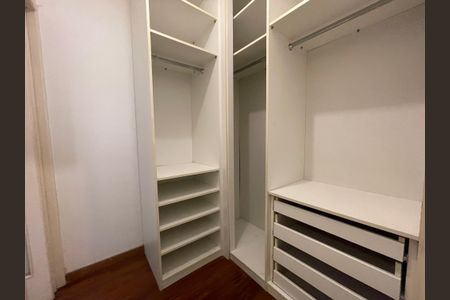 Casa à venda com 700m², 6 quartos e 4 vagas Casa à venda com 700m², 6 quartos e 4 vagasCloset da suíte 2