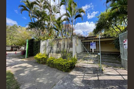 Casa à venda com 700m², 6 quartos e 4 vagas Casa à venda com 700m², 6 quartos e 4 vagasFachada