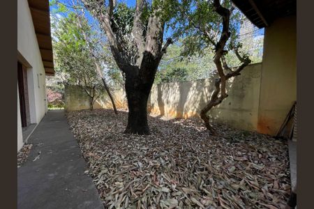 Casa à venda com 700m², 6 quartos e 4 vagas Casa à venda com 700m², 6 quartos e 4 vagasQuintal