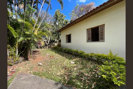 Casa à venda com 700m², 6 quartos e 4 vagas Casa à venda com 700m², 6 quartos e 4 vagasQuintal