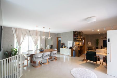 Casa à venda com 540m², 4 quartos e 5 vagas Casa à venda com 540m², 4 quartos e 5 vagasSala de Jantar