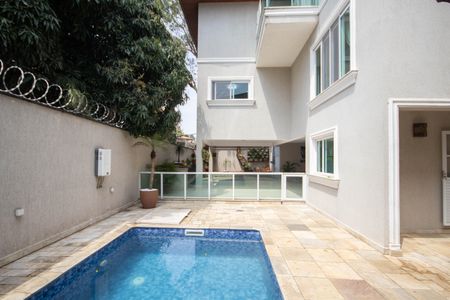 Casa à venda com 540m², 4 quartos e 5 vagas Casa à venda com 540m², 4 quartos e 5 vagasÁrea comum - Piscina