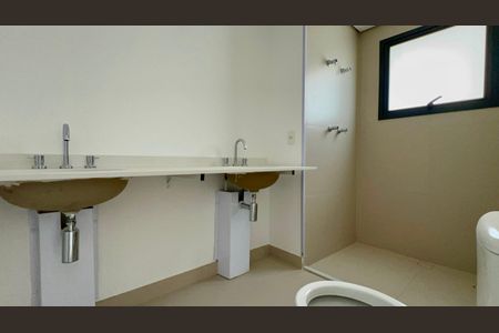 Apartamento à venda com 195m², 4 quartos e 3 vagas Apartamento à venda com 195m², 4 quartos e 3 vagasBanheiro da Suíte 1