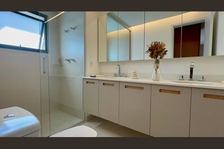 Apartamento à venda com 193m², 3 quartos e 3 vagas Apartamento à venda com 193m², 3 quartos e 3 vagasBanheiro da Suíte 1