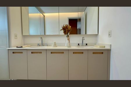 Apartamento à venda com 193m², 3 quartos e 3 vagas Apartamento à venda com 193m², 3 quartos e 3 vagasBanheiro da Suíte 1