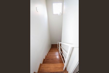 Casa de condomínio à venda com 127m², 3 quartos e 2 vagasEscada