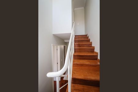 Casa de condomínio à venda com 127m², 3 quartos e 2 vagasEscada