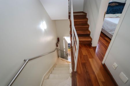 Casa de condomínio à venda com 127m², 3 quartos e 2 vagasEscada