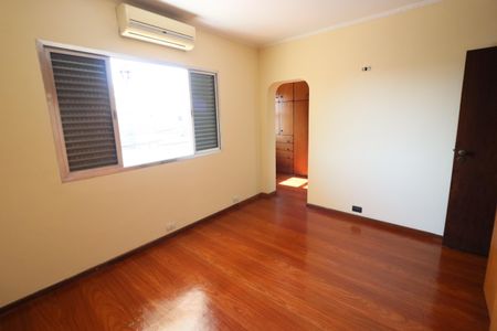 Casa à venda com 240m², 4 quartos e 2 vagasSuíte 1